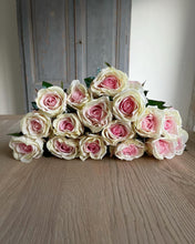 Load image into Gallery viewer, Valentine&#39;s Rose bouquet