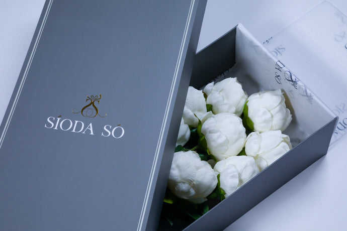 Peony, peonies bouquet, flowers, silk, white peony, artificial flowers, flower delivery, gifting, gifting service, large box, gold, luxury, high end, chic, luxurious, collection, boutique, natural fibre, high quality, hand made, craftsmanship, silk flowers, gift, irish company, luxury gifting