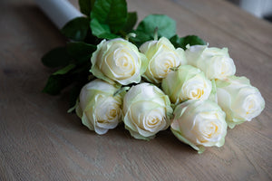 Rose, bouquet, flowers, silk, white Rose, Pink Rose, artificial flowers, flower delivery, gifting, gifting service, large box, gold, luxury, high end, chic, luxurious, collection, boutique, natural fibre, high quality, hand made, craftsmanship, silk flowers, gift, irish company, luxury gifting