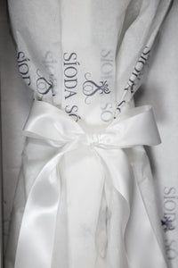 Rose, bouquet, flowers, silk, white Rose, Pink Rose, artificial flowers, flower delivery, gifting, gifting service, large box, gold, luxury, high end, chic, luxurious, collection, boutique, natural fibre, high quality, hand made, craftsmanship, silk flowers, gift, irish company, luxury gifting